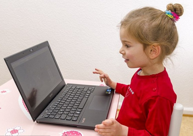 Una ragazza con un computer portatile